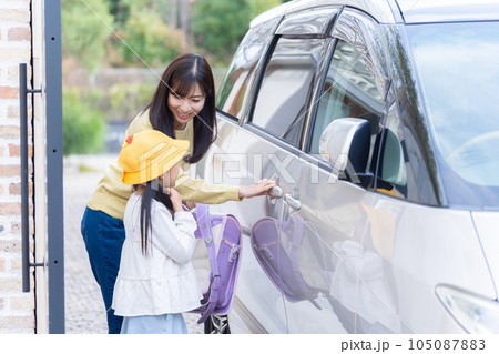 車で登校する小学生と送迎するママ 105087883