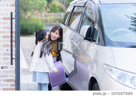 車で登校する小学生と送迎するママ 車で登校する小学生と送迎するママ 105087888