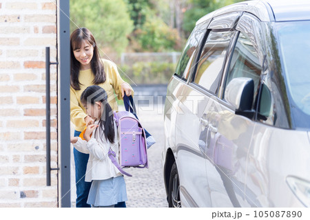 車で登校する小学生と送迎するママ 車で登校する小学生と送迎するママ 105087890