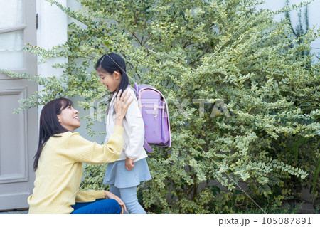 子供を励ますママ 子供を励ますママ 105087891