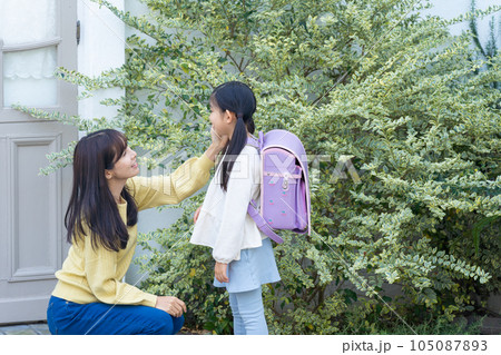 子供を励ますママ 子供を励ますママ 105087893