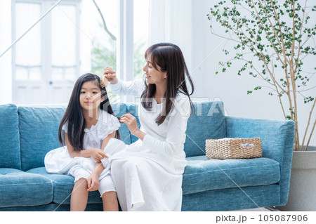 子供の髪をブラッシングするママ(育児・子育て・家族・ファミリー) 子供の髪をブラッシングするママ(育児・子育て・家族・ファミリー) 105087906