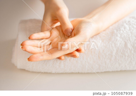セルフケアのハンドマッサージをする女性 105087939