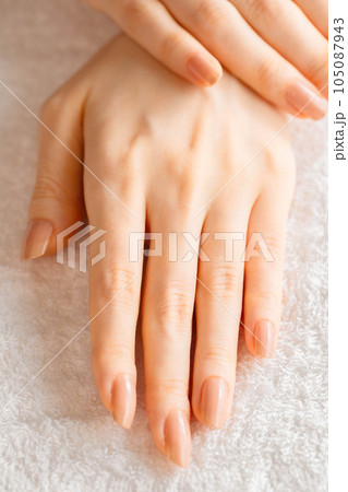 エステティシャンの女性の手元 105087943