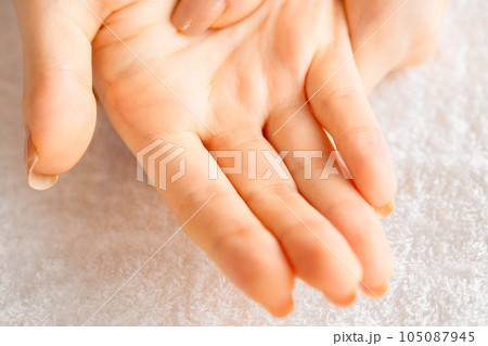 セルフケアのハンドマッサージをする女性 105087945