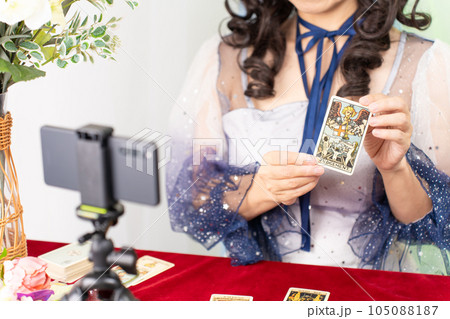 スマートフォンでオンラインタロット占いをする占い師 105088187