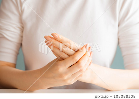 胸元で手をマッサージする女性 胸元で手をマッサージする女性 105088308
