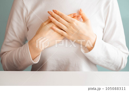 胸に手をあてる女性 胸に手をあてる女性 105088311