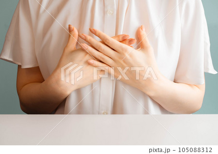 胸に手をあてる女性 胸に手をあてる女性 105088312