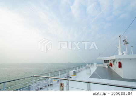 フェリーの船上　瀬戸内海 105088384