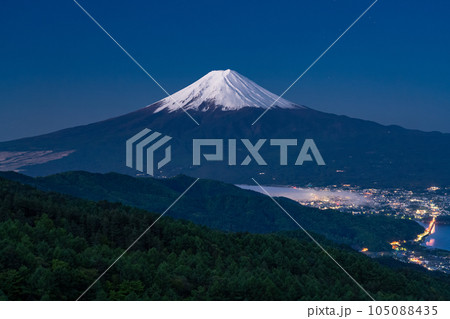 《山梨県》初夏の富士山・新緑の原生林 《山梨県》初夏の富士山・新緑の原生林 105088435