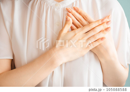 胸に手をあてる女性 胸に手をあてる女性 105088588
