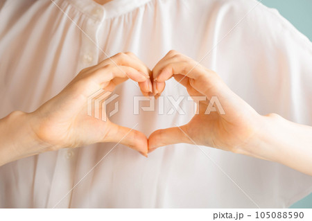 胸元でハートをつくる女性 胸元でハートをつくる女性 105088590