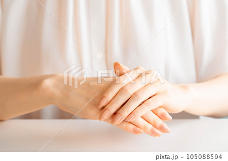 手のセルフケアをする女性 105088594