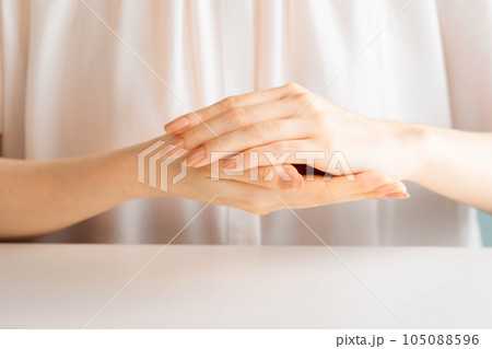 手のセルフケアをする女性 手のセルフケアをする女性 105088596