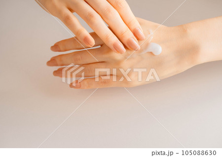 ハンドクリームを塗る女性の手元 105088630
