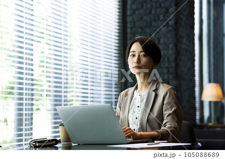 女性 ビジネス パソコン カメラ目線 ポートレート 女性 ビジネス パソコン カメラ目線 ポートレート 105088689