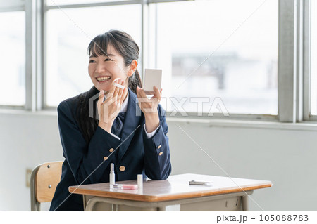 放課後に学校の教室で友達とおしゃべりしながらメイクをする笑顔の女子高生 放課後に学校の教室で友達とおしゃべりしながらメイクをする笑顔の女子高生 105088783
