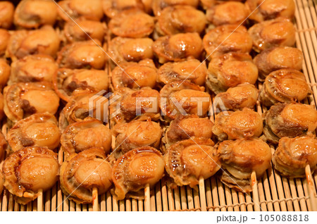 ホタテの串焼きの大量展示 ホタテの串焼きの大量展示 105088818