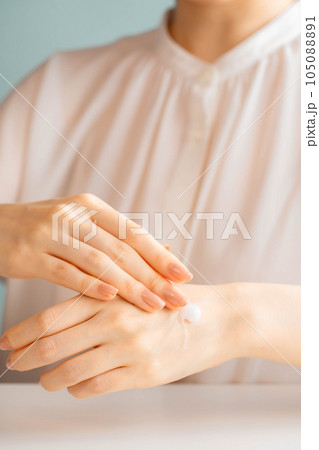 ハンドクリームを塗る女性の手元 ハンドクリームを塗る女性の手元 105088891