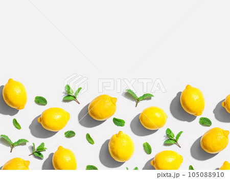 Fresh yellow lemons with mints overhead view 105088910