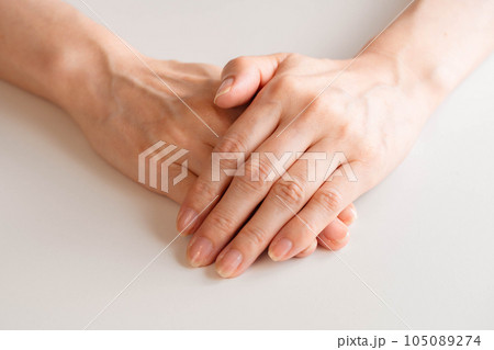 シニア女性の手元 105089274