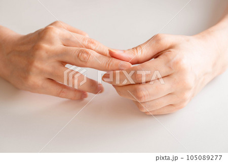 手のセルフケアをする女性 手のセルフケアをする女性 105089277