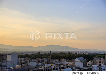山形駅霞城セントラルの展望ロビーから見た夕焼けの市街地 105089288