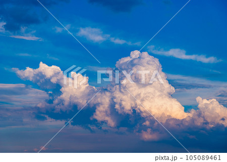夕刻の夏の空に湧き立つ陰影ある積乱雲　a-2 高彩度 105089461