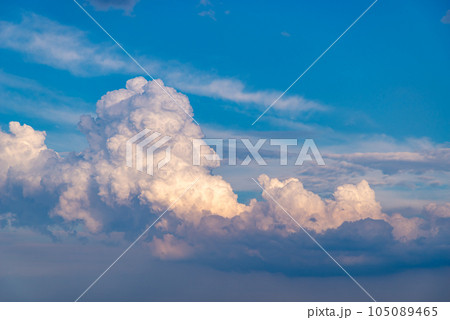 夕刻の夏の空に湧き立つ陰影ある積乱雲　b-1 105089465