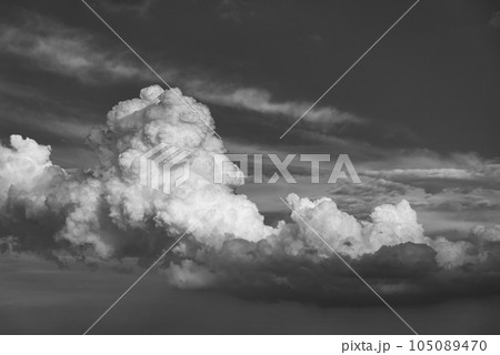 夕刻の夏の空に湧き立つ陰影ある積乱雲 b-5 モノクロ 夕刻の夏の空に湧き立つ陰影ある積乱雲 b-5 モノクロ 105089470