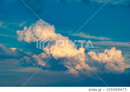 夕刻の夏の空に湧き立つ陰影ある積乱雲　c-3 暖色加味 105089473