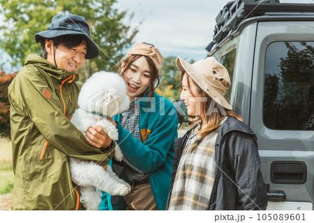 秋冬のキャンプ場で愛犬と遊ぶキャンパーのアジア人の男女(ドッグフリーサイト) 秋冬のキャンプ場で愛犬と遊ぶキャンパーのアジア人の男女(ドッグフリーサイト) 105089601