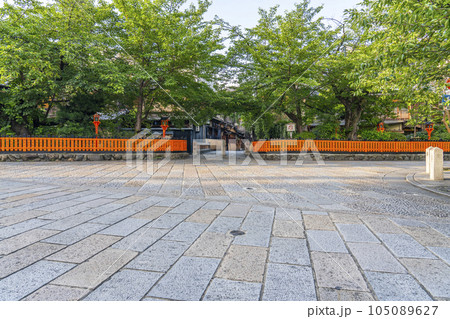 京都　白川南通（祇園白川）巽橋　新緑の季節 105089627