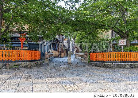 京都　白川南通（祇園白川）巽橋　新緑の季節 105089633