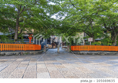京都 白川南通(祇園白川)巽橋 新緑の季節 京都 白川南通(祇園白川)巽橋 新緑の季節 105089635