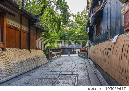 京都　白川南通（祇園白川）巽橋　新緑の季節 105089637