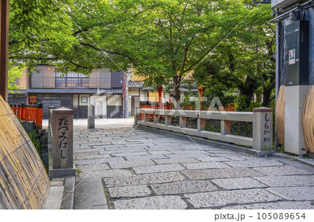 京都 白川南通(祇園白川)巽橋 新緑の季節 京都 白川南通(祇園白川)巽橋 新緑の季節 105089654