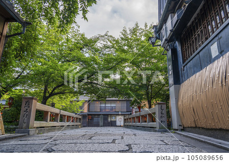 京都 白川南通(祇園白川)巽橋 新緑の季節 京都 白川南通(祇園白川)巽橋 新緑の季節 105089656