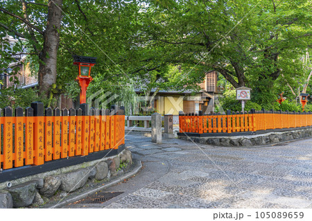 京都 白川南通(祇園白川)巽橋 新緑の季節 京都 白川南通(祇園白川)巽橋 新緑の季節 105089659