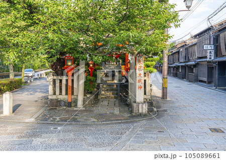 京都　白川南通（祇園白川）辰巳神社　新緑の季節 105089661