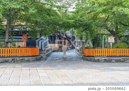 京都　白川南通（祇園白川）巽橋　新緑の季節 105089662