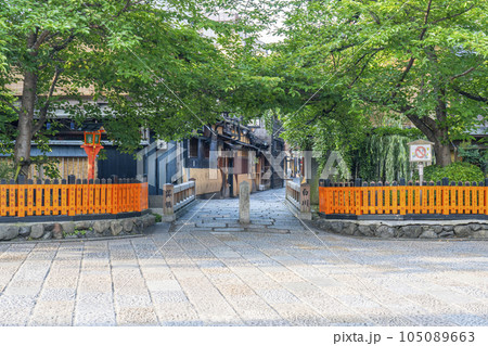 京都 白川南通(祇園白川)巽橋 新緑の季節 京都 白川南通(祇園白川)巽橋 新緑の季節 105089663