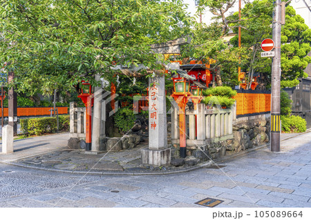 京都　白川南通（祇園白川）辰巳神社　新緑の季節 105089664