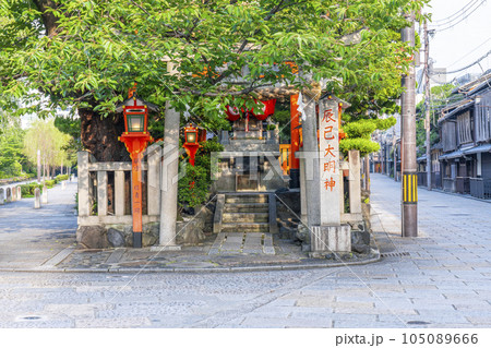 京都　白川南通（祇園白川）辰巳神社　新緑の季節 105089666