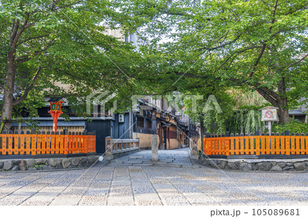 京都・祇園白川 巽橋 新緑の季節 京都・祇園白川 巽橋 新緑の季節 105089681