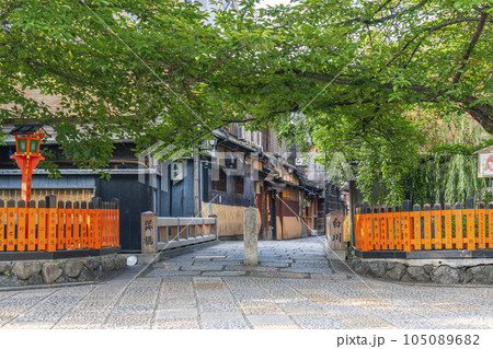 京都・祇園白川　巽橋　新緑の季節 105089682