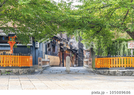 早朝の京都・祇園白川 巽橋 新緑の季節 早朝の京都・祇園白川 巽橋 新緑の季節 105089686