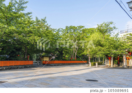 京都・祇園白川　巽橋　新緑の季節 105089691