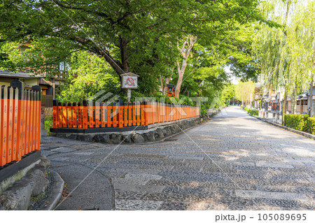 京都・祇園白川　巽橋　新緑の季節 105089695